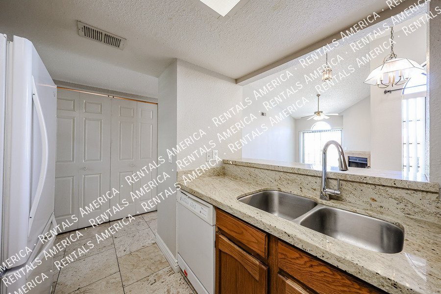 Light and Bright 2bed 2bath Gated Community property image