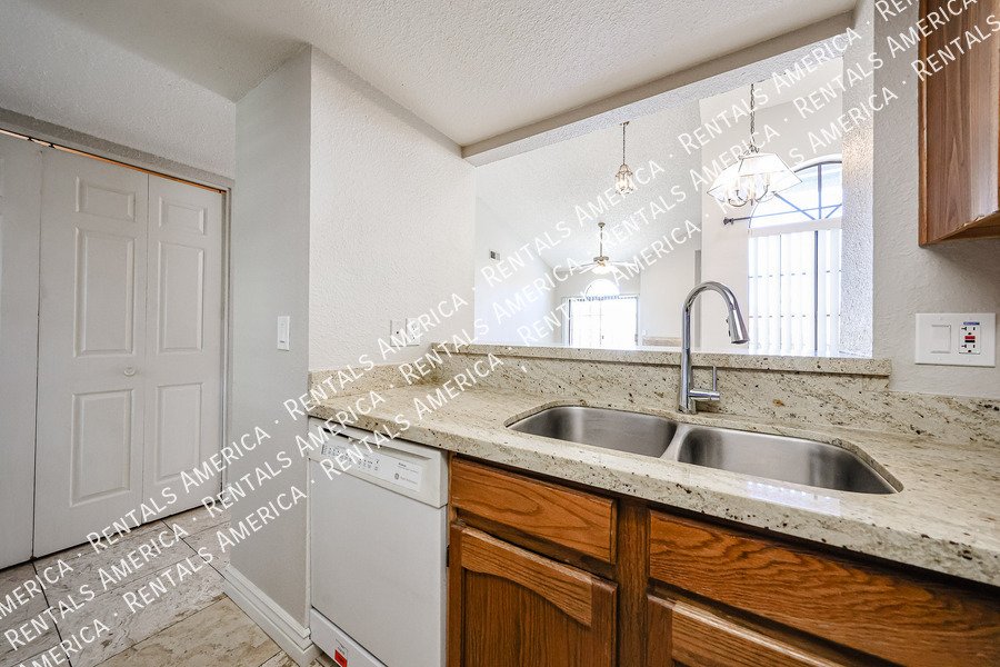 Light and Bright 2bed 2bath Gated Community property image