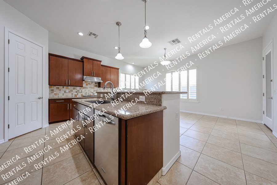 GORGEOUS 5 BEDROOM IN STONEFIELD 2 property image