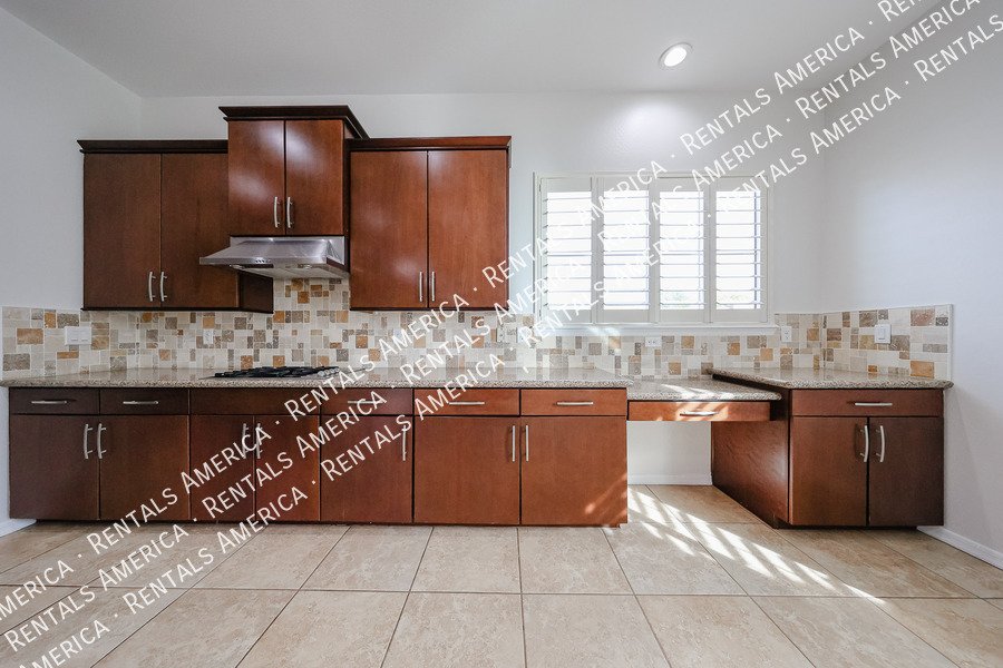 GORGEOUS 5 BEDROOM IN STONEFIELD 2 property image