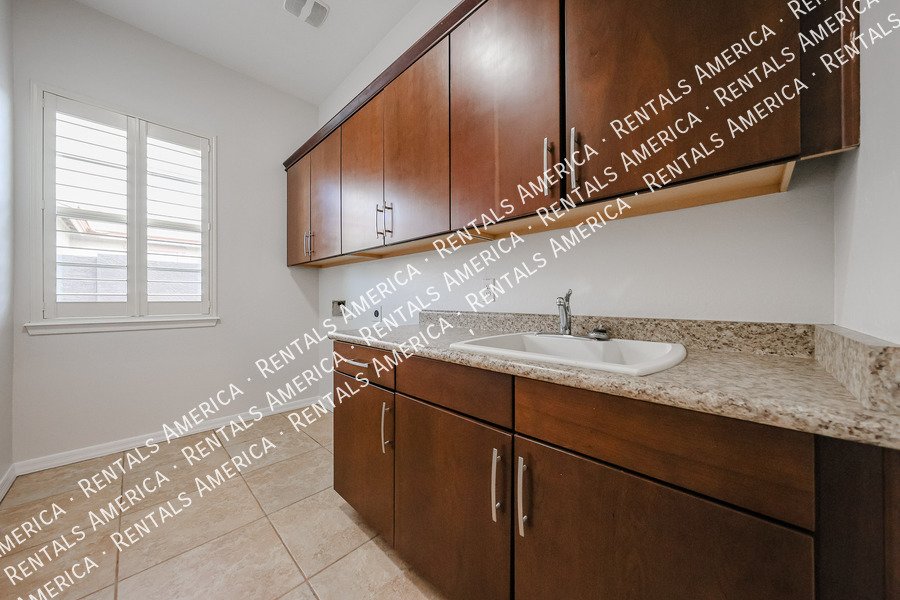 GORGEOUS 5 BEDROOM IN STONEFIELD 2 property image