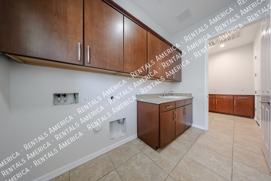 GORGEOUS 5 BEDROOM IN STONEFIELD 2 property image