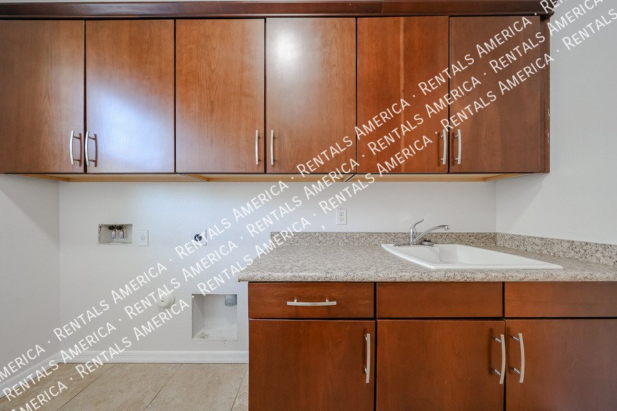 GORGEOUS 5 BEDROOM IN STONEFIELD 2 property image