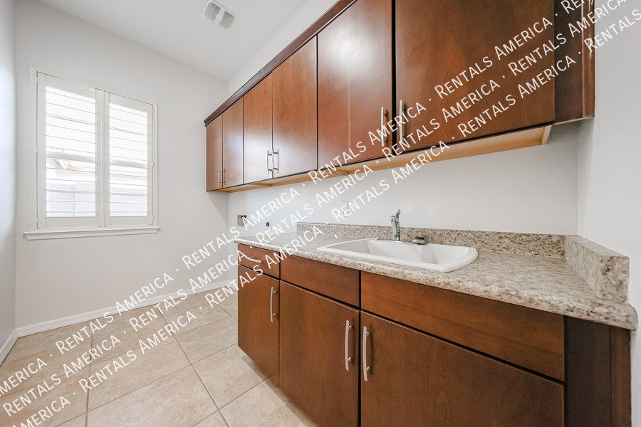 GORGEOUS 5 BEDROOM IN STONEFIELD 2 property image