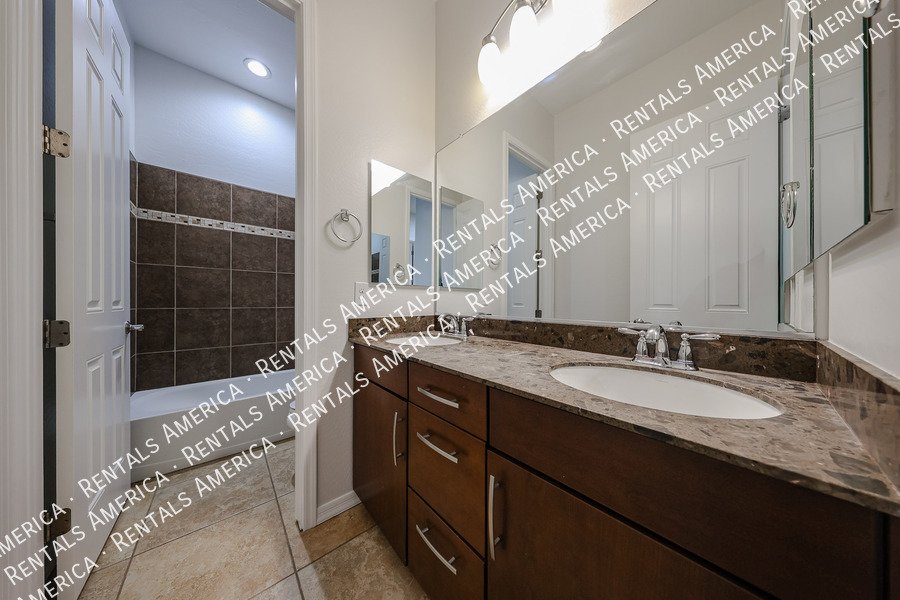 GORGEOUS 5 BEDROOM IN STONEFIELD 2 property image