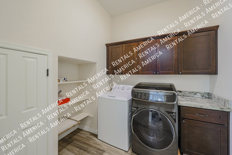 Spacious 6 bedroon 3.5 ba home in Phoenix property image