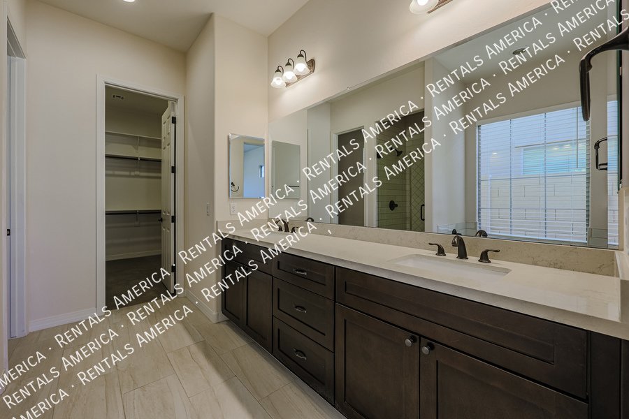 Spacious 6 bedroon 3.5 ba home in Phoenix property image