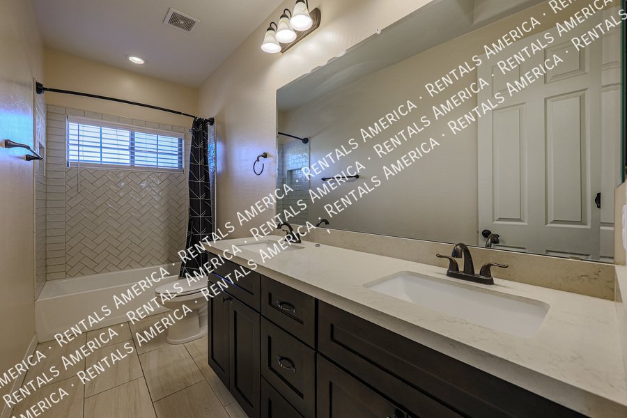 Spacious 6 bedroon 3.5 ba home in Phoenix property image