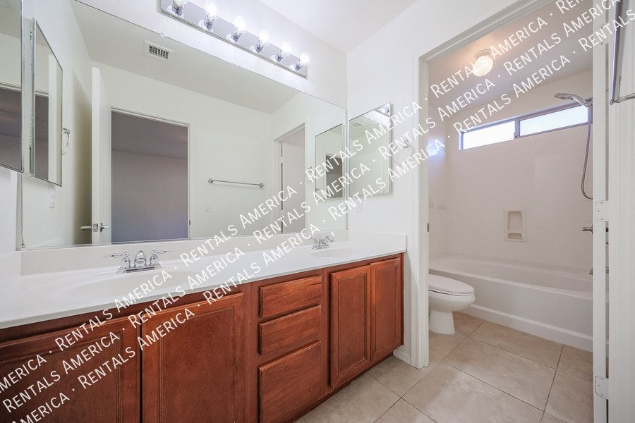 MOVE IN READY 4 BEDROOM WITH A LOFT property image