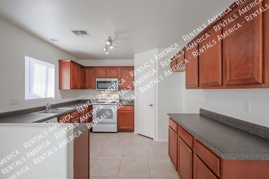 MOVE IN READY 4 BEDROOM WITH A LOFT property image