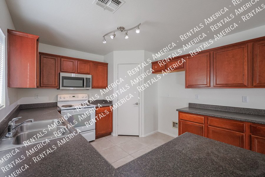 MOVE IN READY 4 BEDROOM WITH A LOFT property image