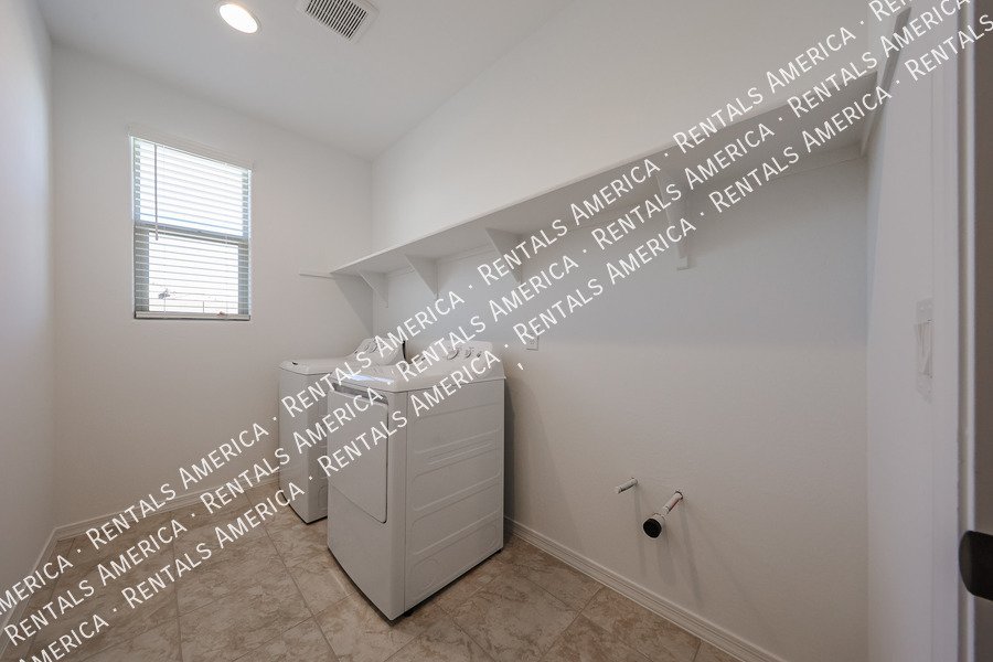 Stunning Brand New 4 Bed / 3 Bath Home in Rancho Mercado Single Level property image