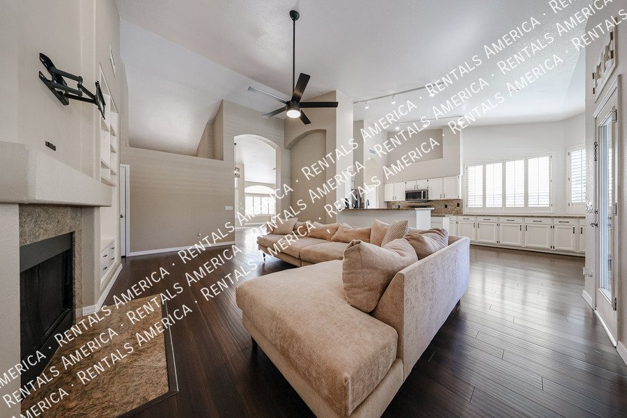 6126 E Juniper Ave property image