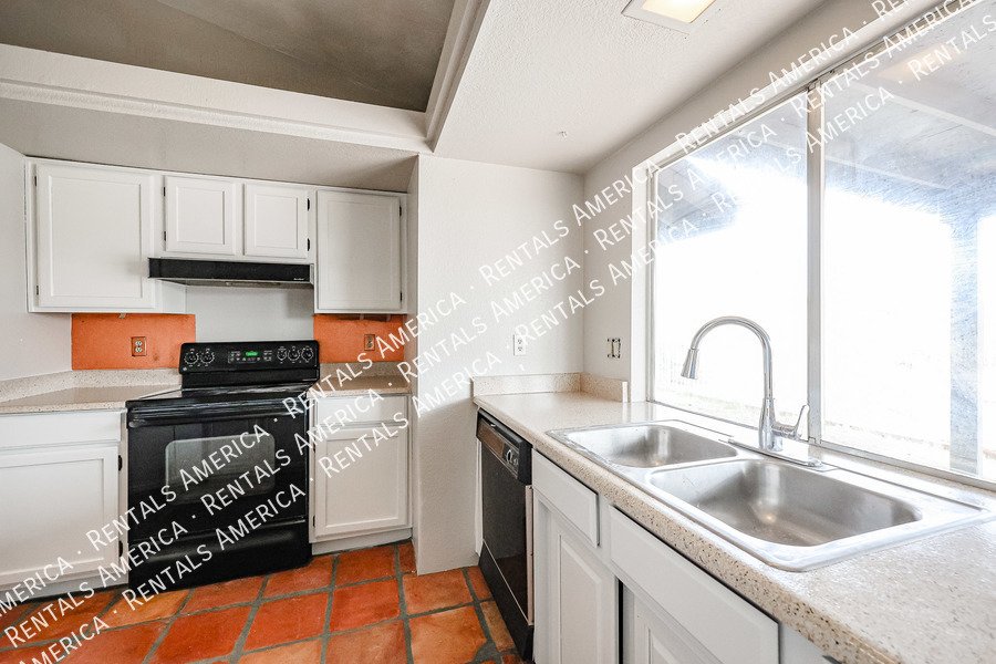 Great Location ~ 3/2 w/Pool and NO HOA! property image