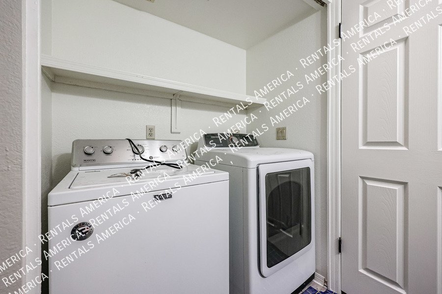 Great Location ~ 3/2 w/Pool and NO HOA! property image