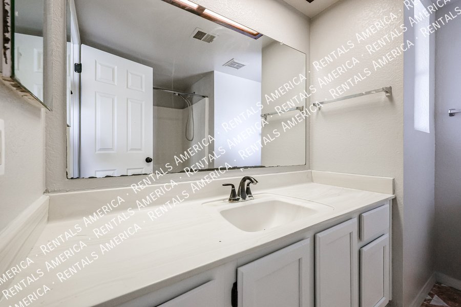 Great Location ~ 3/2 w/Pool and NO HOA! property image