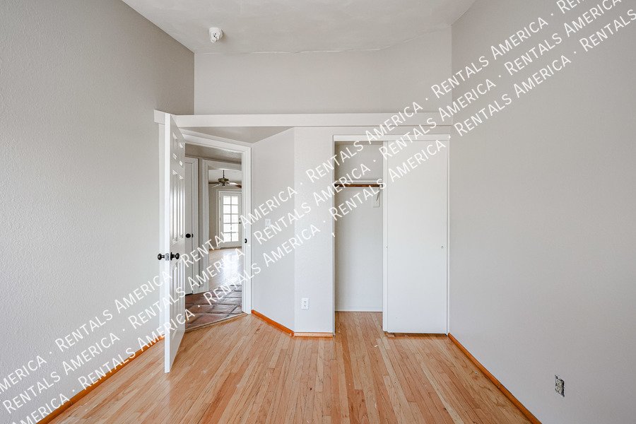 Great Location ~ 3/2 w/Pool and NO HOA! property image