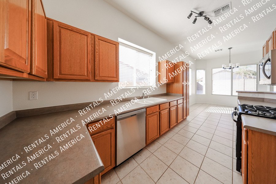 Cozy 2 Bed 2 Bath in North Phx Has Gorgeous Fixtures & Great Spaces! property image