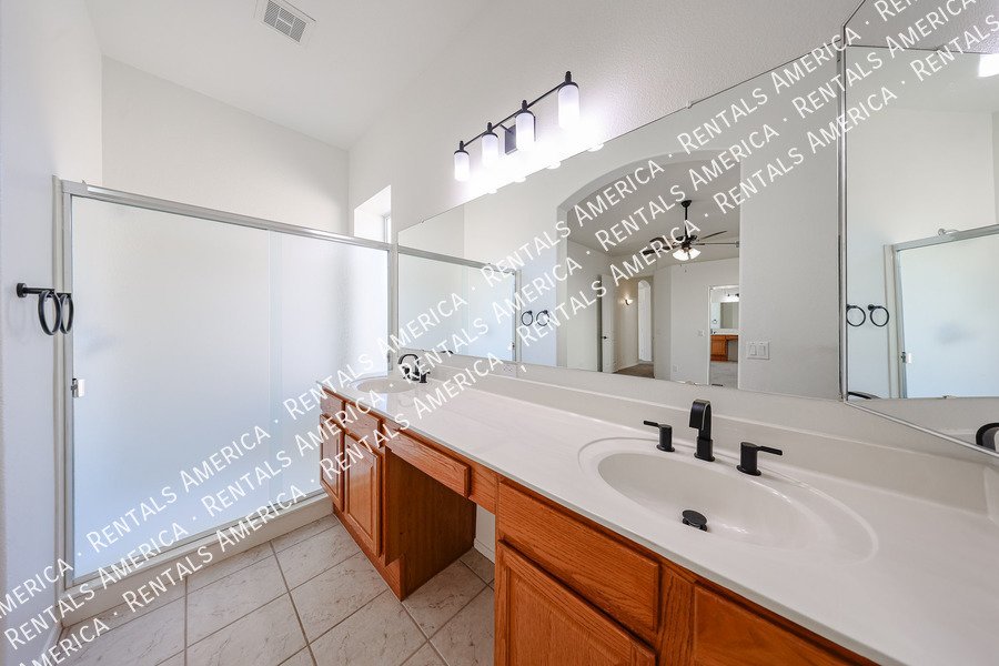 Cozy 2 Bed 2 Bath in North Phx Has Gorgeous Fixtures & Great Spaces! property image