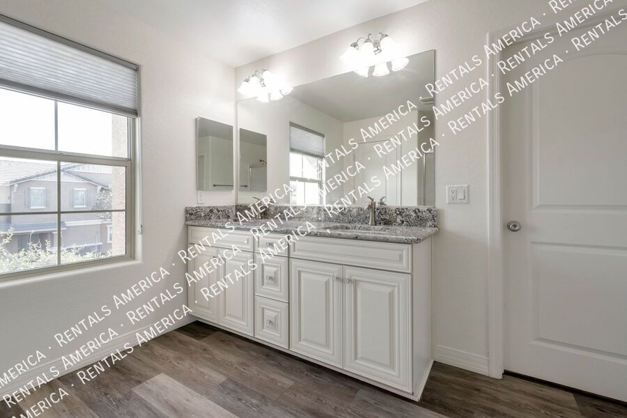 3-Bedroom, 2 Bath in Higley Heights property image