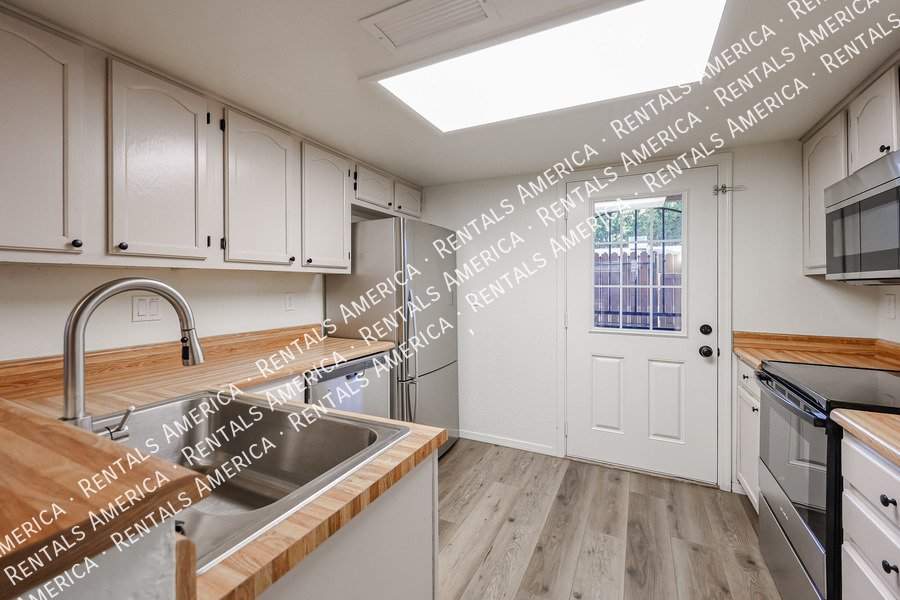 Great 3 bed condo with a loft property image