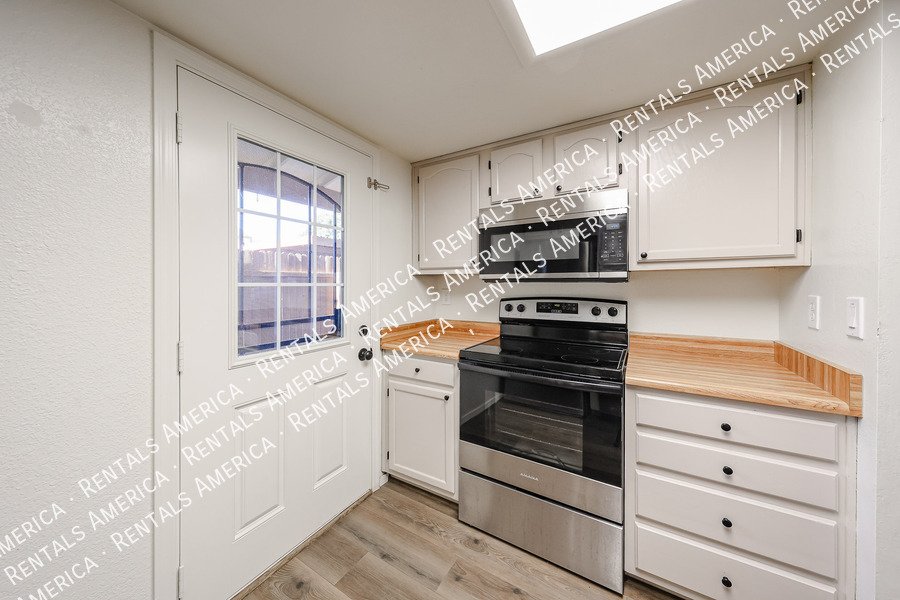 Great 3 bed condo with a loft property image