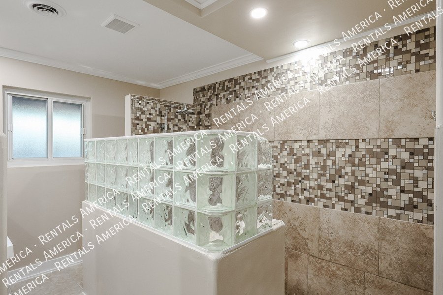 1424 N Gene Ave property image