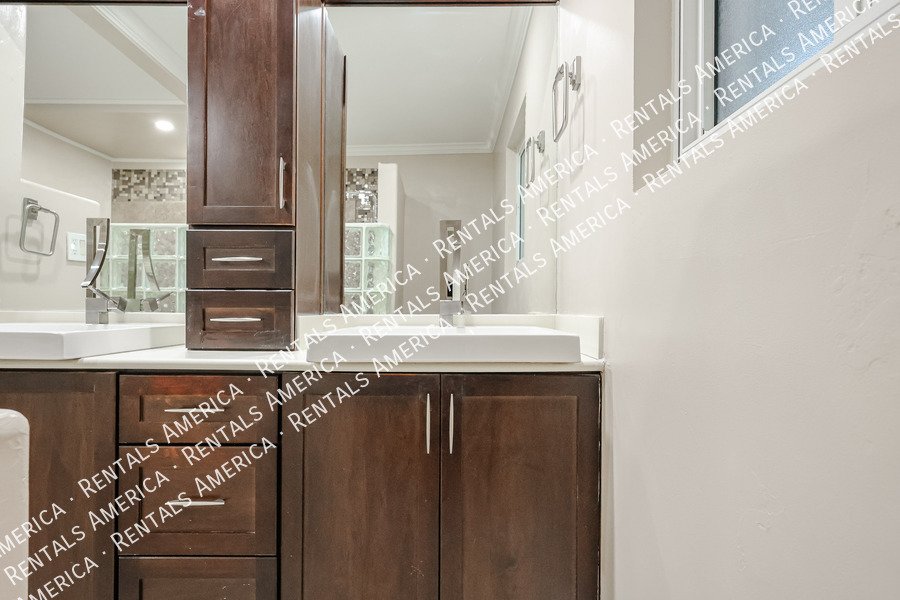 1424 N Gene Ave property image