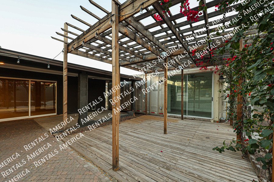 1424 N Gene Ave property image