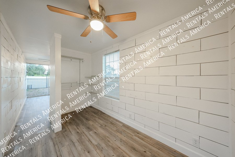 1424 N Gene Ave property image