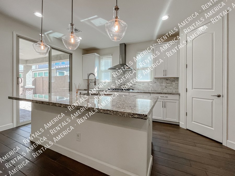 Gorgeous Bright & Spacious 4 Bdrm located in the Heart of Chandler! property image