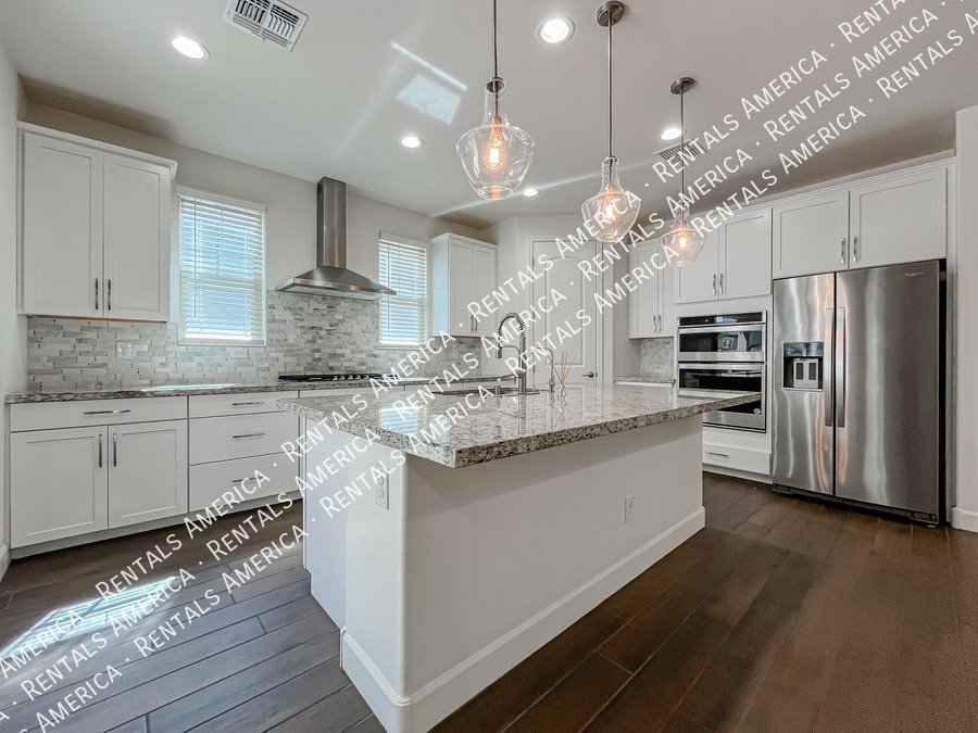 Gorgeous Bright & Spacious 4 Bdrm located in the Heart of Chandler! property image