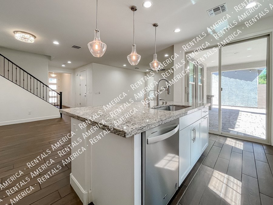 Gorgeous Bright & Spacious 4 Bdrm located in the Heart of Chandler! property image