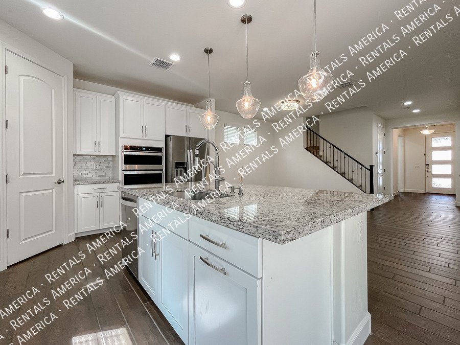 Gorgeous Bright & Spacious 4 Bdrm located in the Heart of Chandler! property image