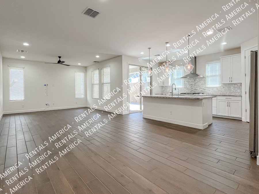 Gorgeous Bright & Spacious 4 Bdrm located in the Heart of Chandler! property image