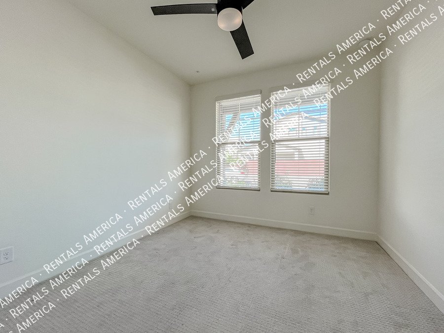 Gorgeous Bright & Spacious 4 Bdrm located in the Heart of Chandler! property image