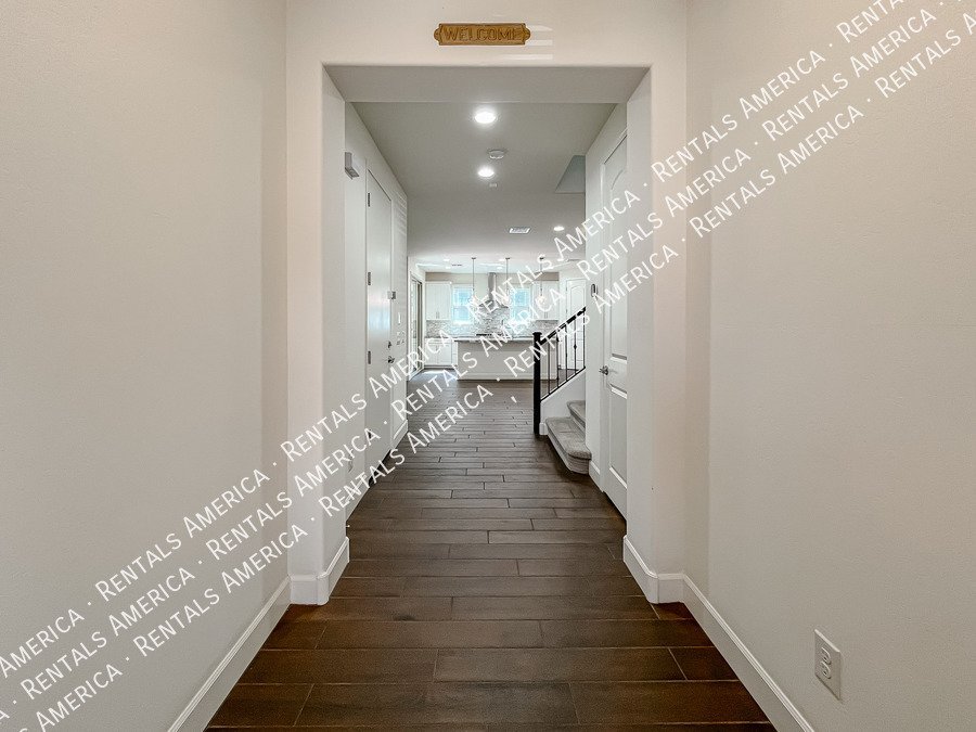 Gorgeous Bright & Spacious 4 Bdrm located in the Heart of Chandler! property image