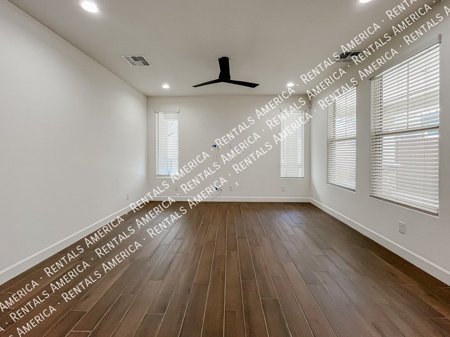 Gorgeous Bright & Spacious 4 Bdrm located in the Heart of Chandler! property image