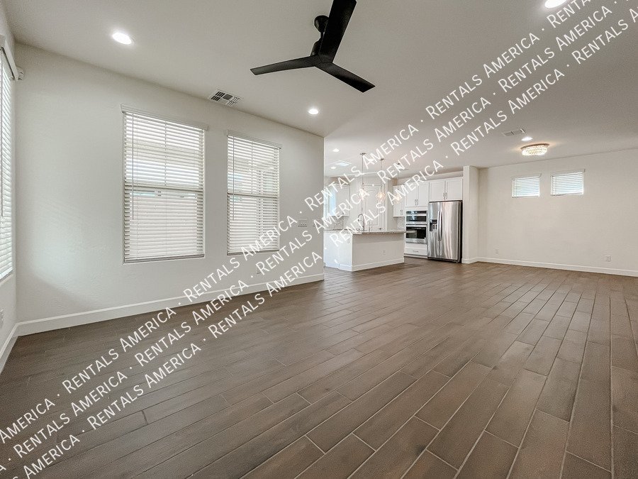 Gorgeous Bright & Spacious 4 Bdrm located in the Heart of Chandler! property image