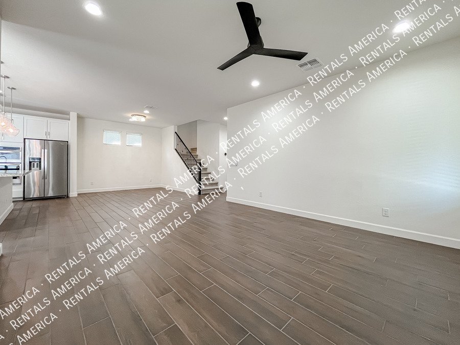 Gorgeous Bright & Spacious 4 Bdrm located in the Heart of Chandler! property image