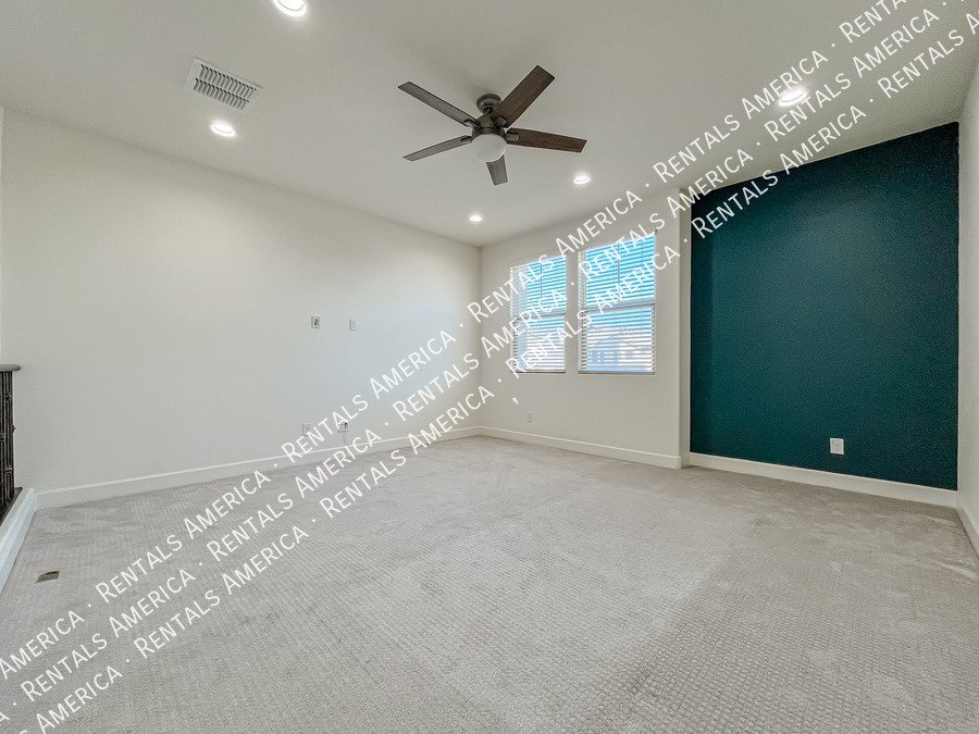 Gorgeous Bright & Spacious 4 Bdrm located in the Heart of Chandler! property image