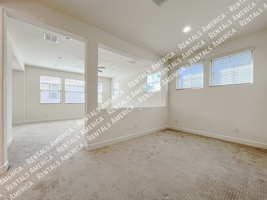 Gorgeous Bright & Spacious 4 Bdrm located in the Heart of Chandler! property image