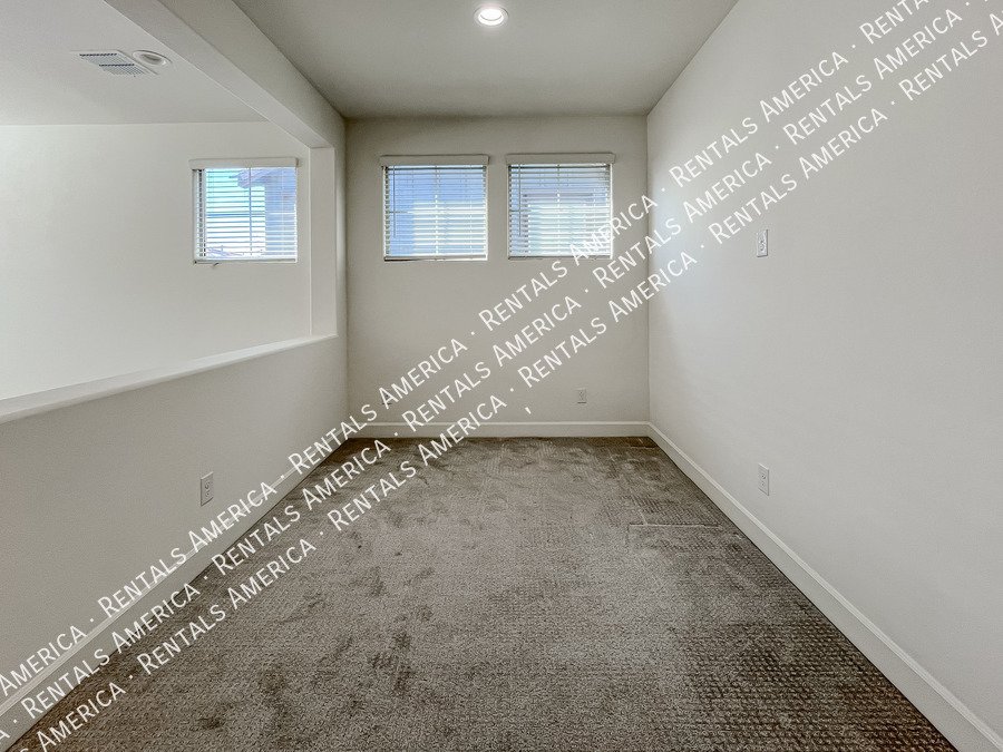 Gorgeous Bright & Spacious 4 Bdrm located in the Heart of Chandler! property image