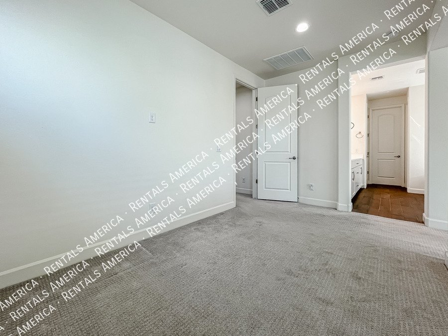 Gorgeous Bright & Spacious 4 Bdrm located in the Heart of Chandler! property image