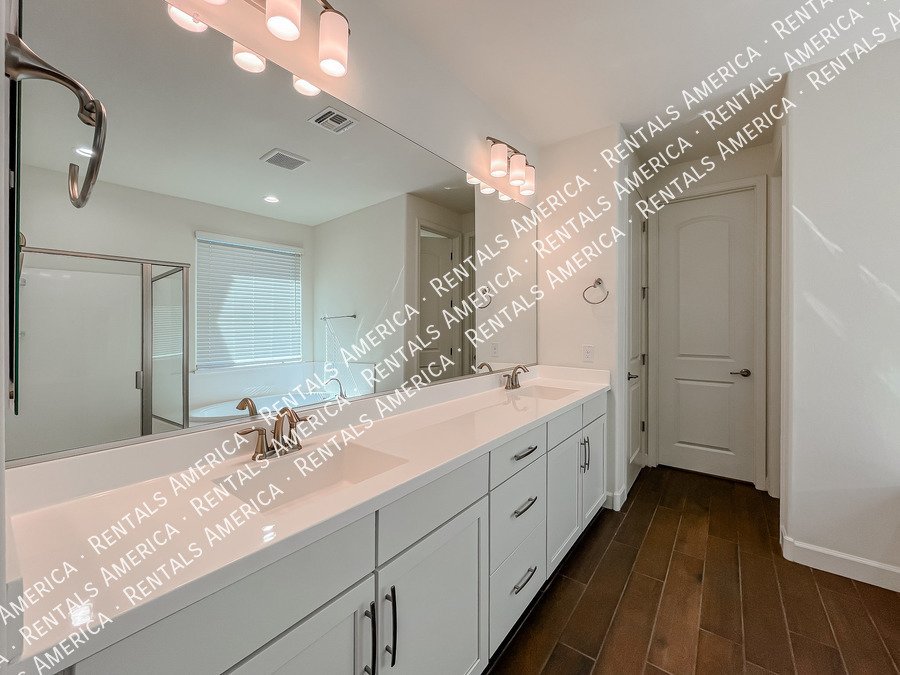 Gorgeous Bright & Spacious 4 Bdrm located in the Heart of Chandler! property image