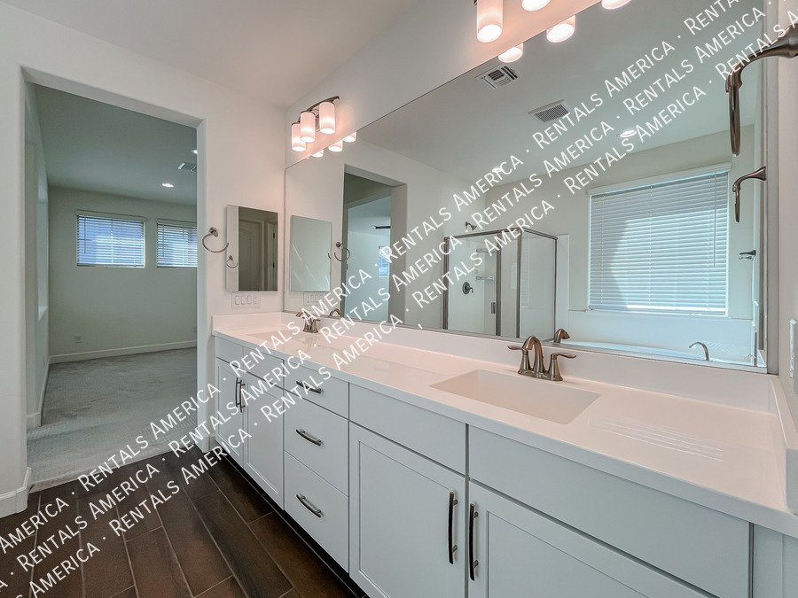 Gorgeous Bright & Spacious 4 Bdrm located in the Heart of Chandler! property image