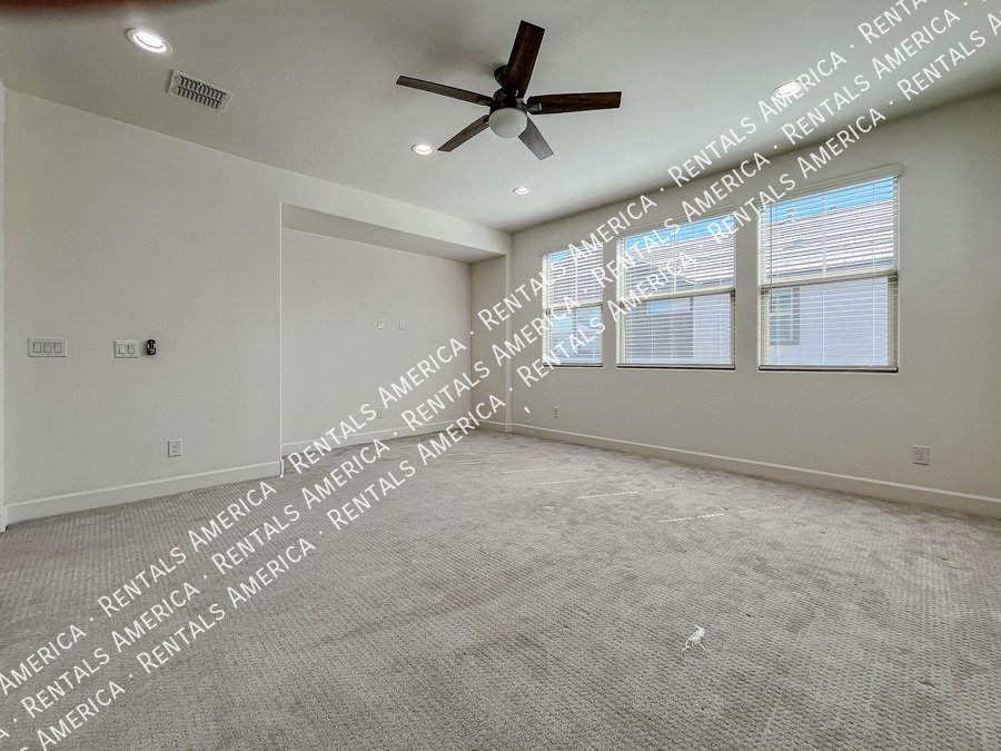 Gorgeous Bright & Spacious 4 Bdrm located in the Heart of Chandler! property image