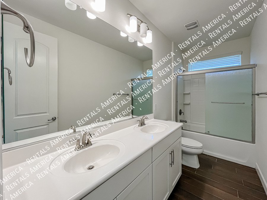 Gorgeous Bright & Spacious 4 Bdrm located in the Heart of Chandler! property image