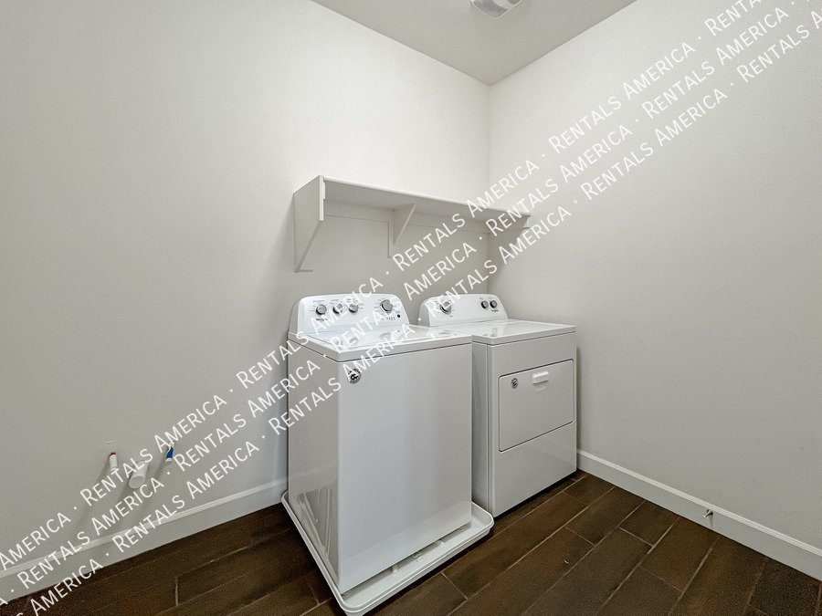 Gorgeous Bright & Spacious 4 Bdrm located in the Heart of Chandler! property image