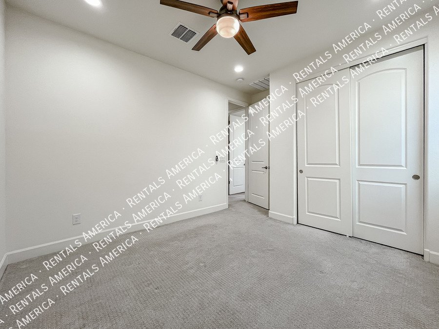 Gorgeous Bright & Spacious 4 Bdrm located in the Heart of Chandler! property image